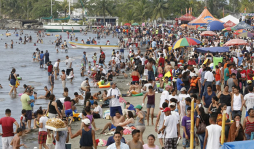 Bañistas llenaron playas de Cortés