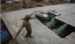 Carro cae sobre una casa de Comayagüela