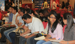 ‘Call centers’ atraen a jóvenes y adultos