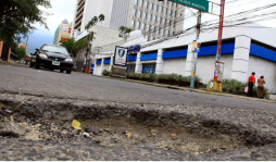 Calles de San Pedro Sula están repletas de baches