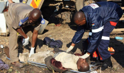 Unos 24 muertos al chocar un tren contra un camión en Sudáfrica