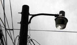 Vecinos reparan focos por desinterés de Enee