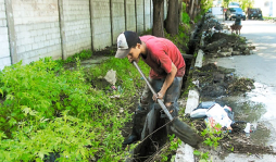 Limpian cunetas de la Miguel Ángel Pavón