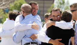 'Arrojé a mi esposa al suelo y le pedí a Dios que nos salvara”