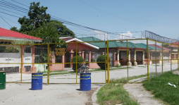 Hasta las calles amurallan ahora los sampedranos