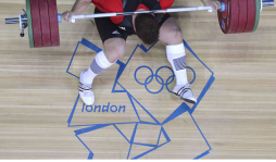 Atleta alemán está bien, tras caerle pesa de 197 kilos en el cuello