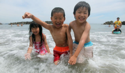 Reabren playa tras desastre nuclear en Japón
