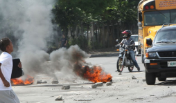 Estudiantes se toman el Central Vicente Cáceres y causan disturbios