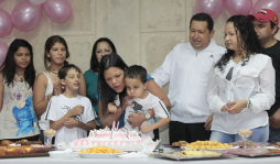 Publican fotos de Chávez en cumpleaños de su hija