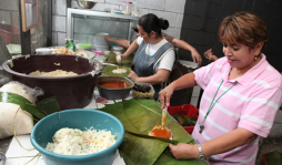 Tamales, tradición que persiste por generaciones