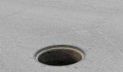 Piden investigar el robo de tapaderas en las calles