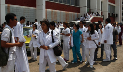 Médicos internos se resisten a regresar a trabajo