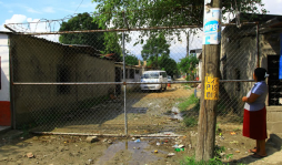 Barrios populosos también instalan trancas y portones