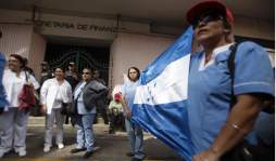Con las ollas vacías exigen que les paguen