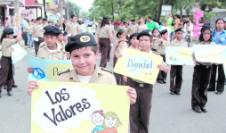 Escolares celebraron en grande el 190 aniversario de Independencia