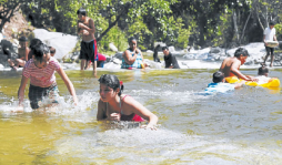 Sampedranos abarrotan balnearios