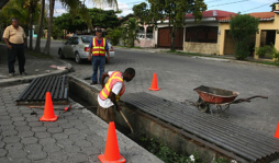 Limpian alcantarillado de la Juan Ramón Molina