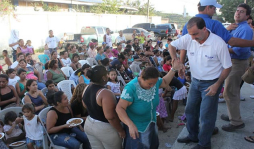 Jaar comparte con locatarios de Medina