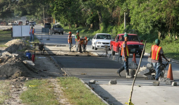 Alcaldía inauguró carretera a El Zapotal sin haber sido terminada