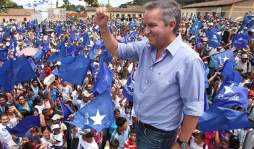 Ricardo ofrece subir Bono 10 mil