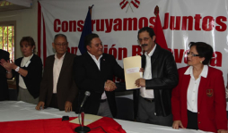 Mauricio Villeda recibe formularios del CCEPL