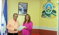 Esposa de Ardón asume como gobernadora