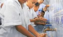 Pobladores beneficiados con agua y saneamiento