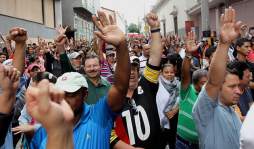 Maestros anuncian sacudida al Gobierno de Honduras