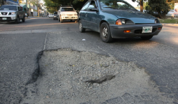 Calles de San Pedro Sula están repletas de baches