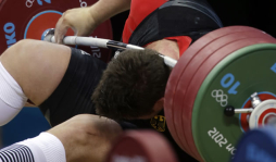 Atleta alemán está bien, tras caerle pesa de 197 kilos en el cuello