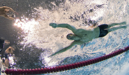 Michael Phelps presenta a su novia