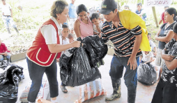 Entregando ayudas inician año en Colón