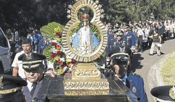 Bomberos rinden honor a la Virgen