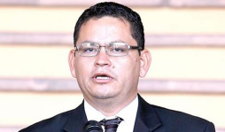 Separan a director general por tráfico de plazas