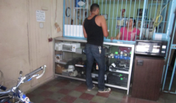 Casas de empeño se llenan de clientes