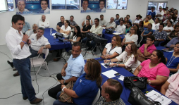 Juan Orlando se reúne con aspirantes