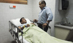 Sacan cuchillo de casi 9 centímetros del cráneo de un hombre