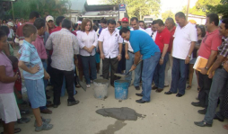 Pavimentan calles en aldea Baracoa