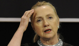 Hillary Clinton permanece hospitalizada por una trombosis
