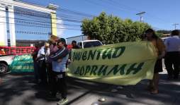 Maestros protestan por falta de salarios