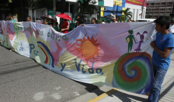 Niños en riesgo claman por familias