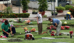 Cementerios limpios esperan a más de 14,000 dolientes