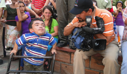 Mide 1.20 y se aferra a la vida desde su andador