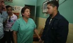 Después de 14 años abraza a su madre