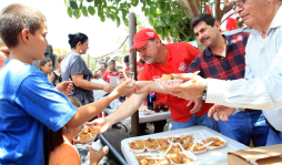 Contreras sigue en gira llevando alimentos