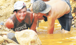 San José de Tarros, la aldea de calles y río de oro en Honduras