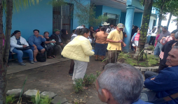 Se toman Departamental de Educación en reclamo de pagos atrasados