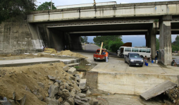 Habilitan paso en vado de río Blanco