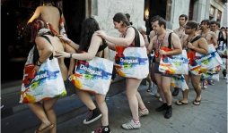 Firma de ropa regala dos prendas por ir a la tienda en ropa interior