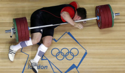 Atleta alemán está bien, tras caerle pesa de 197 kilos en el cuello